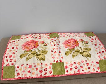 Handgemachter Tischläufer Rosa Pfingstrose Patchwork Quilt Tischdeko Cottagecore Vintage Tischdeko