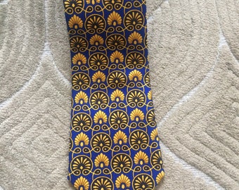 90s V2 de Versace azul real y oro amarillo colores efecto concha corbata de seda geométrica, Art Déco, Barroco