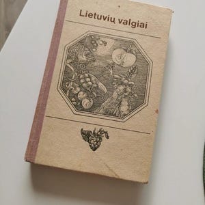 Libro de cocina tradicional lituana vintage de los años 80. Libro de cocina vintage, platos tradicionales lituanos, libro de recetas vintage, comida nostálgica.