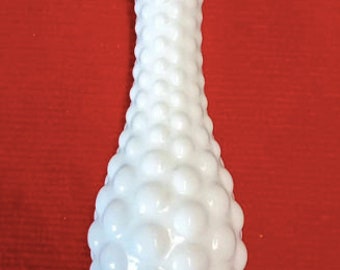 Op de afbeelding: Een witte melkglasvaas met een textuur van bubbels. De vaas is lang en slank met een ronde basis.