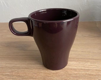 Taza de café y té apilable FARGRIK de Ikea en color berenjena Fabricada en Suecia Objetos de colección vintage de IKEA