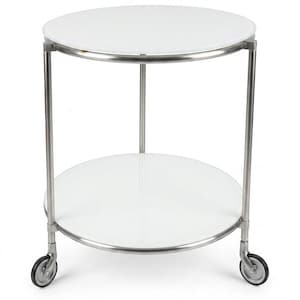 Può includere: Un carrello rotondo a due ripiani con una struttura in metallo color argento lucido e due ripiani circolari bianchi e lisci. La struttura è sostenuta da quattro sottili gambe metalliche verticali, ciascuna dotata di una rotella nera.