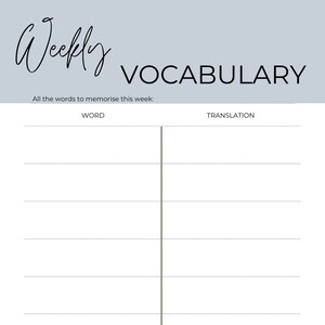 Könnte beinhalten: Eine druckbare wöchentliche Vokabel-Liste mit grauem Hintergrund und einem schwarzen Titel, der "Wöchentliches Vokabular" lautet. Die Liste hat zwei Spalten, eine mit der Bezeichnung "Wort" und die andere mit der Bezeichnung "Übersetzung".