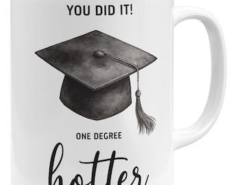 One Degree Hotter Tasse - Abschluss Geschenk für Bachelor Master Abitur - Graduation Mug - Keramiktasse mit Spruch - 12 Farben