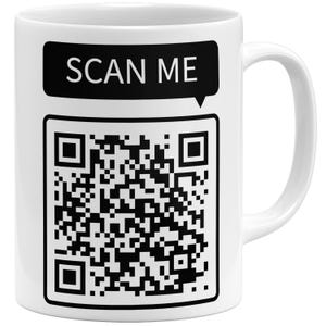 Könnte beinhalten: Weiße Keramik-Tasse mit einem schwarzen QR-Code und dem Text "SCAN ME" in einer Sprechblase. Die Tasse hat einen gebogenen Henkel und eine zylindrische Form, geeignet für heiße oder kalte Getränke.
