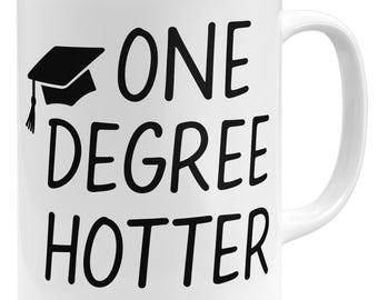 One Degree Hotter Tasse - Abschluss Geschenk für Bachelor Master Abitur Abschusstasse- Graduation Mug - Keramiktasse mit Spruch - 12 Farben