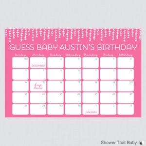 K&ouml;nnte beinhalten: Ein rosa Kalender mit dem Text "GUESS BABY AUSTIN'S BIRTHDAY" oben. Das Kalenderraster ist wei&szlig;, mit den Monaten Dezember und Januar sichtbar. Die Worte "due date" stehen am 15.