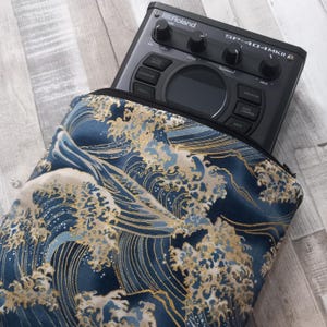 Kanagawa - Padded pouch for Roland SP-404 MKII sampler //  Soft case - Stylish and functional protection