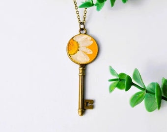 Real Pressed Flower Necklace/ Vintage Key/ Wildflower Necklace/ Dried Flower Necklace/ Pressed Flower Necklace/ Skeleton Key Necklace