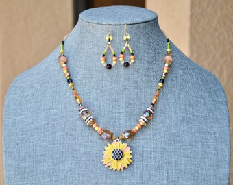 sunflower pendant beaded necklace and earrings / jewelry set / handmade jewelry / gift for her / gifts for her / summer jewelry / mom gift