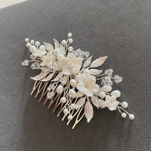 Lara Bridal Hair Comb, Wedding Pearl Hair Accessory, Flowers Hairpiece