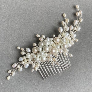 Pettine di perle Cariad, pettine per capelli da sposa fatto a mano con perle d'acqua dolce, accessorio per capelli da sposa