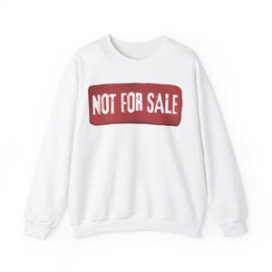 Può includere: Felpa bianca con una grafica rettangolare rossa che dice "NOT FOR SALE" in lettere bianche.
