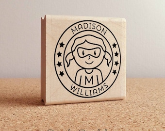 Sello de goma personalizado de superhéroe para niña / Diseño de nombre personalizado para niños / Regalo de cumpleaños único