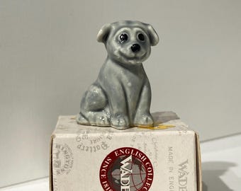 Figuras vintage de cachorros Wade, coleccionables vintage, Wade Whimsie, figura de té de rosa roja (2004), adorno de cerámica en miniatura para perro.
