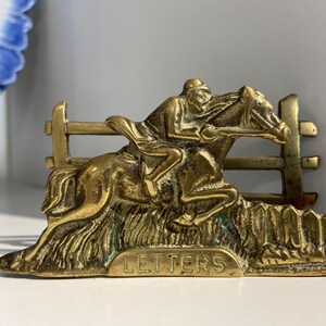 Perchero de cuero de latón vintage con tema ecuestre de salto de caballos, soporte para correos y cartas, objeto decorativo