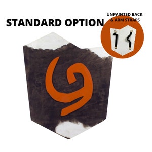 Puede incluir: Un escudo de madera con un dise&ntilde;o marr&oacute;n oscuro y blanco, con un s&iacute;mbolo de espiral naranja. El texto "STANDARD OPTION" est&aacute; en la parte superior. Una incrustaci&oacute;n muestra la parte posterior sin pintar con correas para los brazos.