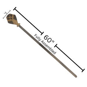 K&ouml;nnte beinhalten: Ein 60 Zoll langer Holzstab mit einem dekorativen, geschnitzten, braunen und goldenen Kopf. Der Stab ist komplett montiert.