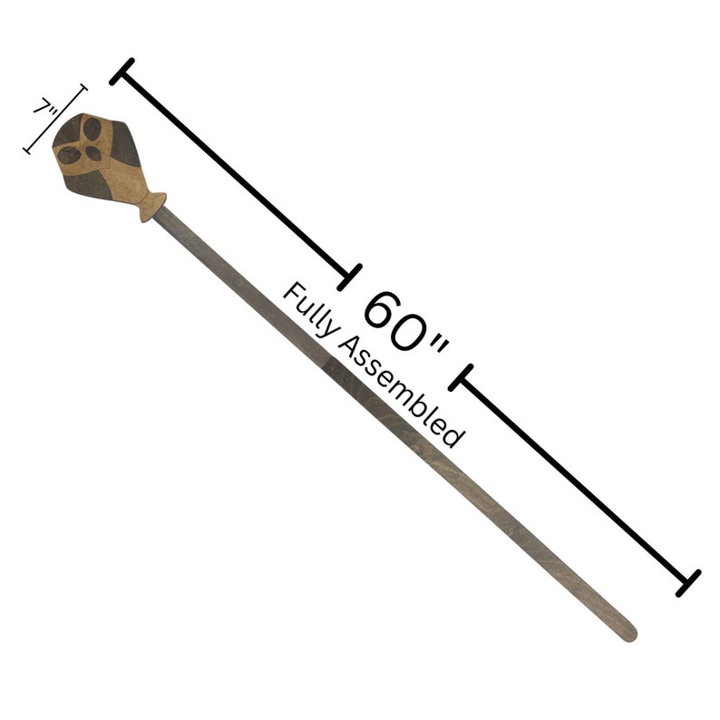 K&ouml;nnte beinhalten: Ein 60 Zoll langer Holzstab mit einem dekorativen, geschnitzten, braunen und goldenen Kopf. Der Stab ist komplett montiert.