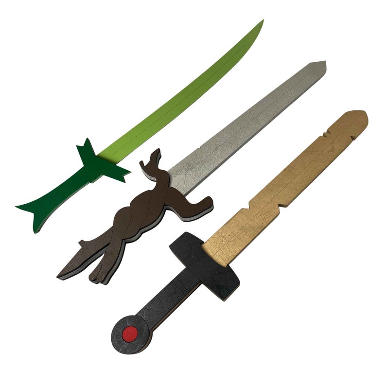 Puede incluir: Tres espadas de juguete de madera. Una es verde, otra es marr&oacute;n con una hoja plateada y la &uacute;ltima es dorada con un mango negro y un punto rojo.