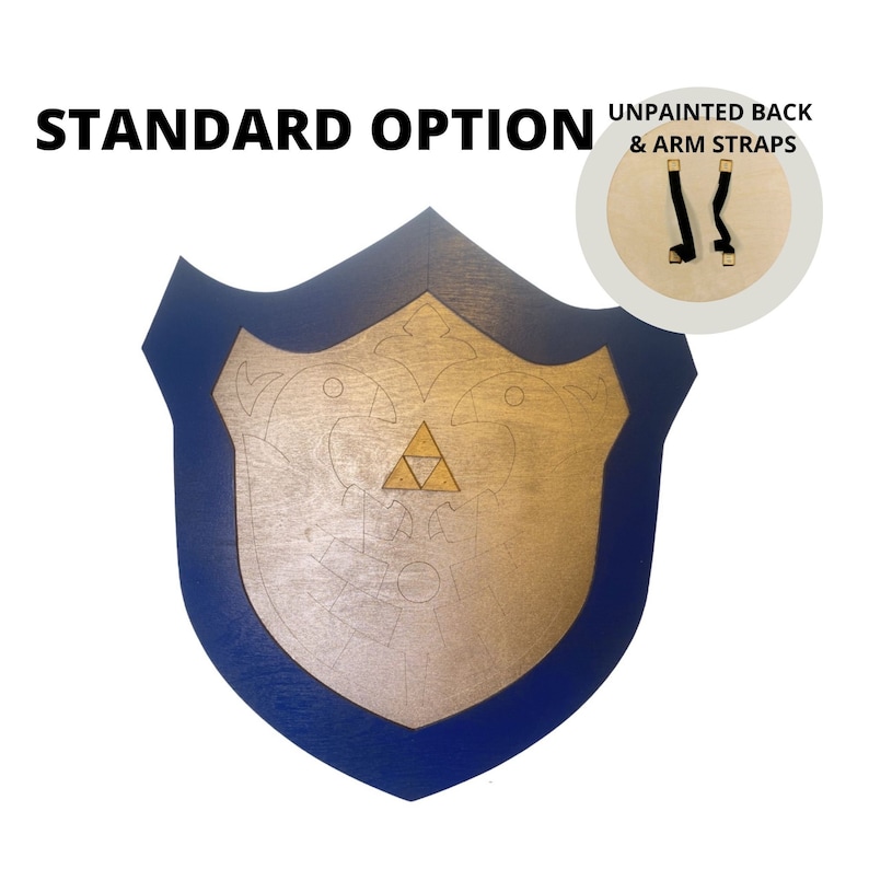 Puede incluir: Escudo de madera con borde azul y centro dorado, con un s&iacute;mbolo de Trifuerza y grabados decorativos. El texto "STANDARD OPTION" est&aacute; en la parte superior. Una incrustaci&oacute;n muestra la parte trasera sin pintar con correas para los brazos.