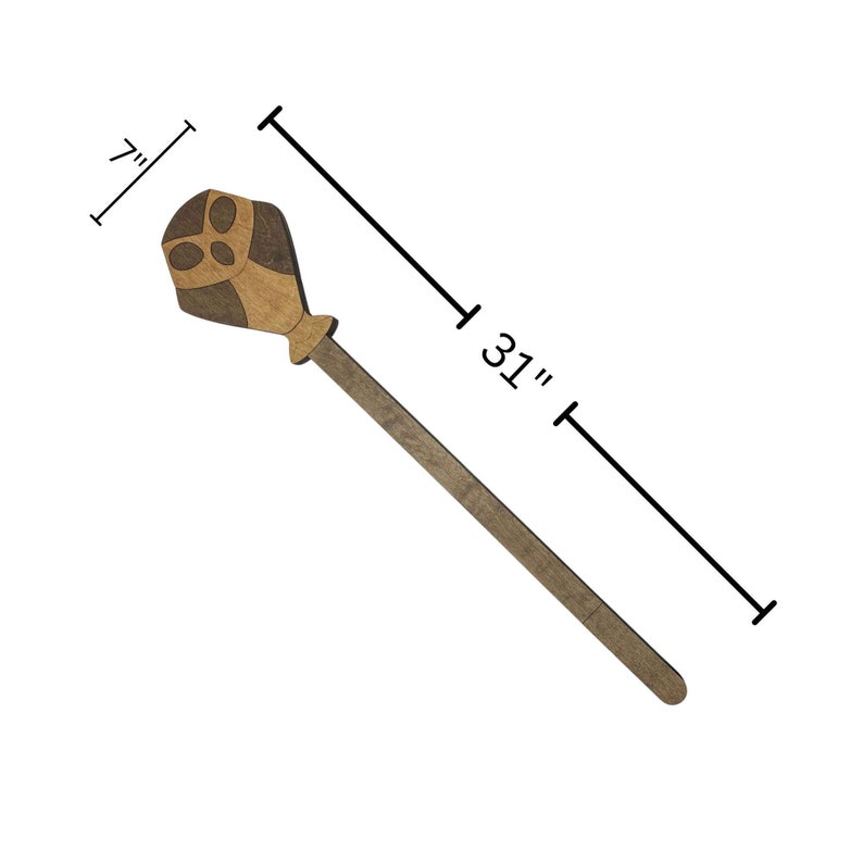K&ouml;nnte beinhalten: Ein Holzstab mit einem geschnitzten Eulensch&auml;del an der Spitze. Der Stab ist 79 cm lang und 18 cm breit.