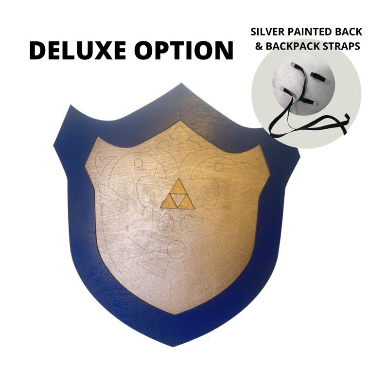 Puede incluir: Un escudo de madera con borde azul y centro dorado, con un s&iacute;mbolo de Trifuerza. El escudo tiene una parte trasera pintada de plata con correas de mochila. El texto dice "DELUXE OPTION".