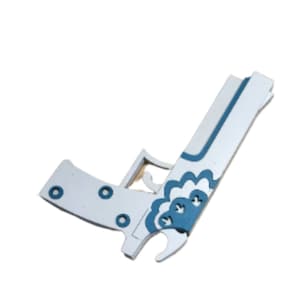 Può includere: Una pistola giocattolo bianca con un design floreale blu. La pistola ha un grilletto nero e una canna nera.