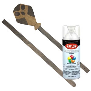 K&ouml;nnte beinhalten: Ein Holzstab mit einem Holz-Eulenkopf an der Spitze. Neben dem Stab befindet sich eine Dose Krylon Colormaxx Clear Gloss Crystal Clear Spr&uuml;hfarbe.