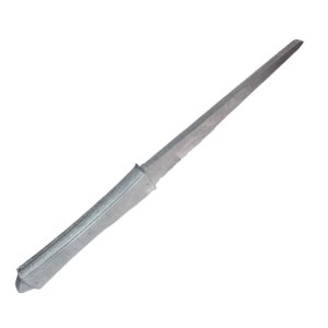 Könnte beinhalten: Ein silbernes Messer mit einer langen, dünnen Klinge und einem einfachen Griff.