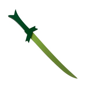 Puede incluir: Una espada de juguete de madera verde con una hoja curva y un mango con una punta.