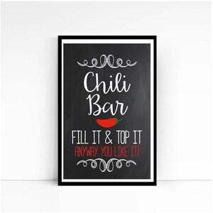 Può includere: Un cartello bianco e nero con il testo "Chili Bar" e un peperoncino rosso. Il testo sottostante dice "Riempilo e guarniscilo come vuoi!"