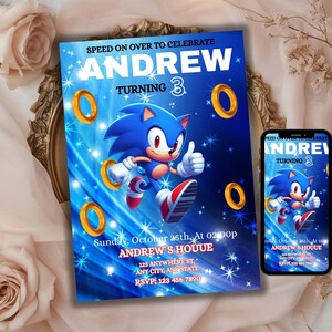 Pode incluir: Um convite de aniversário azul com o personagem Sonic the Hedgehog, o nome "Andrew" e o número "3". O convite inclui detalhes do evento e uma tela de telefone correspondente.