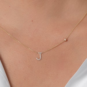 Collar con inicial de diamantes y bisel