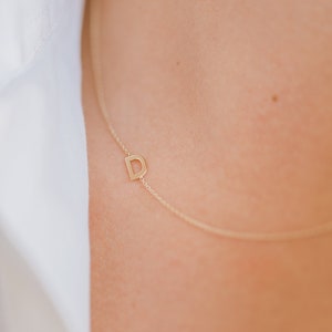 Colar de letras laterais em ouro 14k