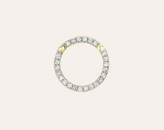 Puede incluir: Un anillo de oro con un círculo de pequeños diamantes.