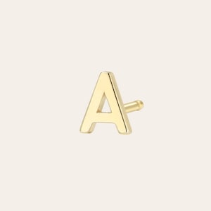 Arete con forma de letra pequeña de oro de 14 k