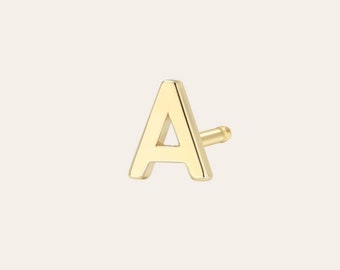 Arete con forma de letra pequeña de oro de 14 k