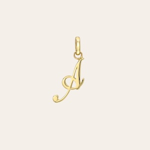 Pode incluir: Um pingente dourado em forma da letra "A" em escrita cursiva. O pingente tem uma pequena argola na parte superior para prender a uma corrente. A letra é estilizada com uma base arredondada e um design delicado e fluido.