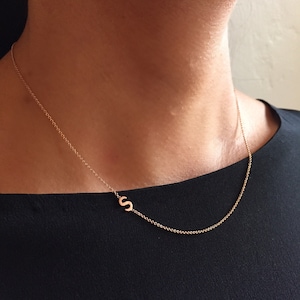 Colar inicial lateral de ouro 14k
