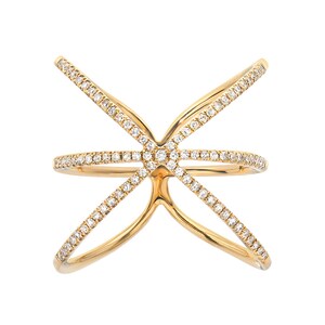 K&ouml;nnte beinhalten: Ein goldener Ring mit einem Kreuz-Design, besetzt mit kleinen Diamanten.