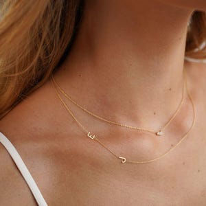 Collar doble inicial asimétrico en oro de 14k