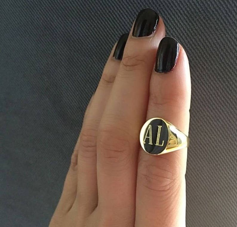 アクセサリー acne studios LOGO ENGRAVED SIGNET RING Acne Studios - Logo engraved signet ring - Semi matt silver