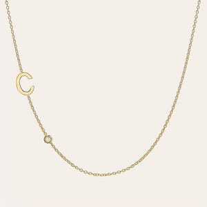 Collar de oro de 14 k con inicial asimétrica y diamantes en bisel