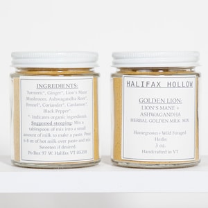 Puede incluir: Dos frascos de vidrio con tapas y etiquetas blancas. Una etiqueta enumera ingredientes como c&uacute;rcuma y jengibre. La otra etiqueta dice "Halifax Hollow Golden Lion Herbal Golden Milk Mix" con "Lion's Mane + Ashwagandha".