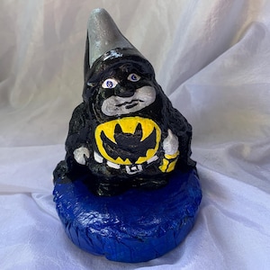 Gnomo murciélago hecho a mano: decoración de jardín parodia de DC Comics (14 cm)