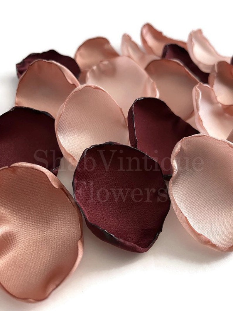Puede incluir: Una colecci&oacute;n de p&eacute;talos de flores artificiales en tonos burdeos intenso y rosa rubor suave. Los p&eacute;talos tienen un acabado liso y satinado con bordes redondeados. El texto ShabVintique Flowers est&aacute; superpuesto sobre los p&eacute;talos.