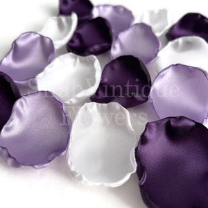 Op de afbeelding: Paarse, lavendel en witte satijnen rozenblaadjes. Deze blaadjes zijn perfect voor bruiloften, babyshowers of elke speciale gelegenheid.