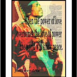Op de afbeelding: Een kleurrijk, abstract portret van Jimi Hendrix met een citaat van hem: "Wanneer de kracht van liefde de liefde voor macht overwint, zal de wereld vrede kennen."