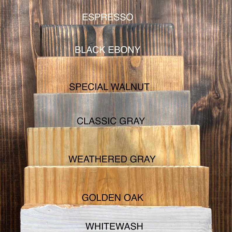 Puede incluir: Una pila de seis tablas de madera rectangulares que muestran varios acabados de tinte etiquetados como Espresso, Black Ebony, Special Walnut, Classic Gray, Weathered Gray, Golden Oak y Whitewash. Cada tabla muestra patrones de veta.